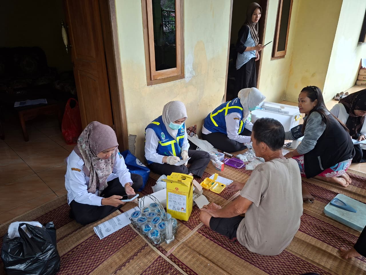 Tanggap Kesehatan Pascabanjir di Kp Siluwung Lakukan Pendampingan dan Pemeriksaan Warga Terdampak