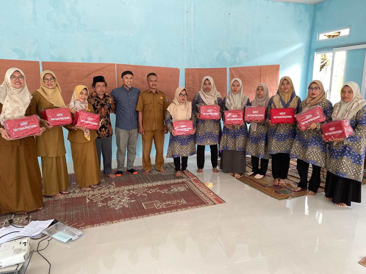 Pemberian Kader Kit Kader Posyandu oleh Momentum, dilakukan sebagai bagian dari upaya memperkuat peran kader kesehatan di posyandu atau desa